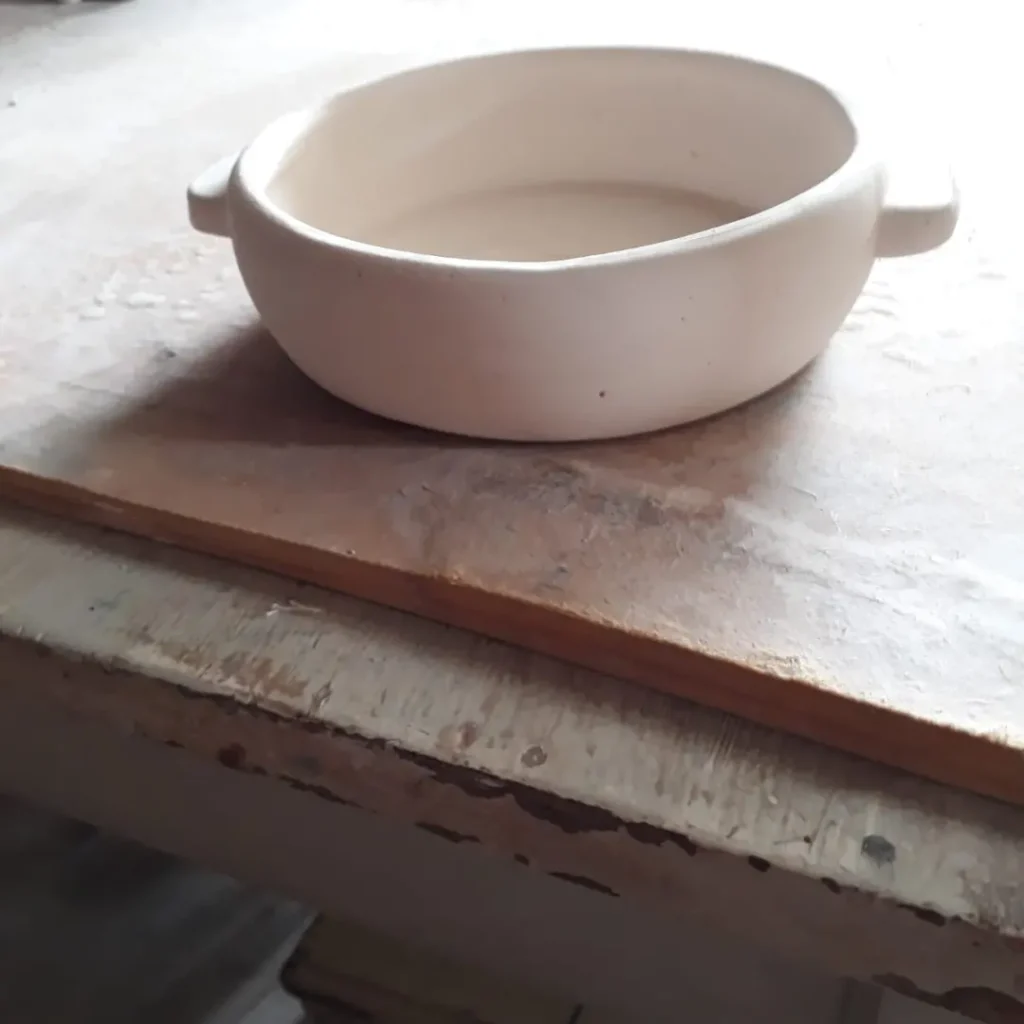 Piezas de bizcocho cerámico realizadas por Blueprint Cerámicas y Eleonora Fresco